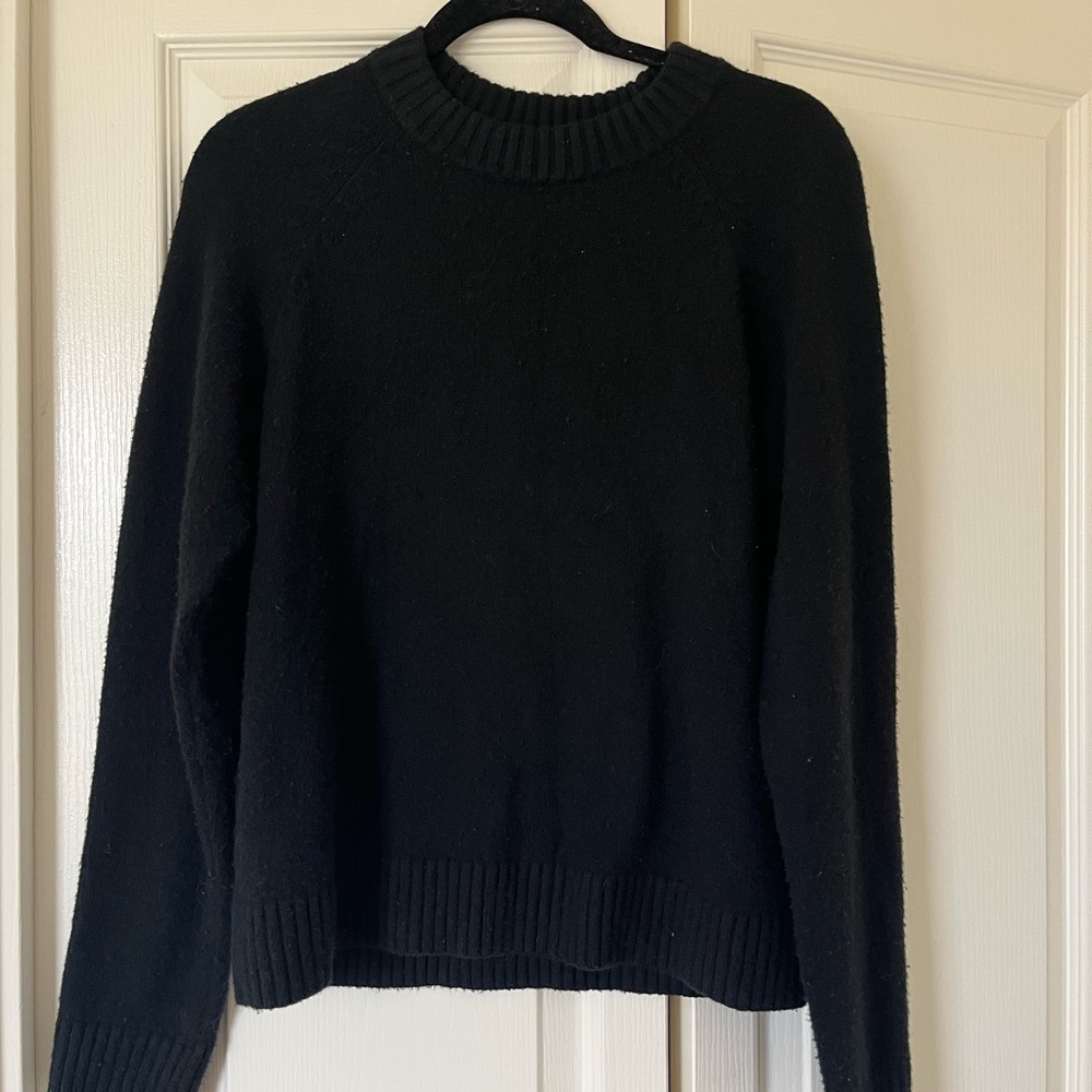 GAP Women's Black Crew Neck Sweater